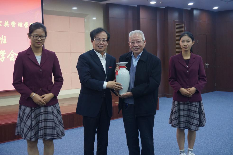 集团向王仕达老师赠送礼品