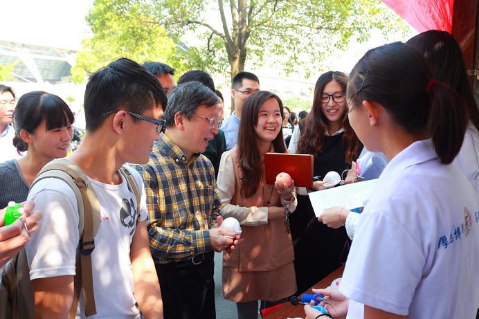 钟书记在“解压互动场”活动现场