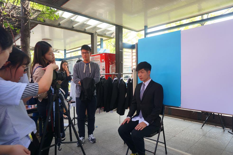 大四员工求职一寸照免费拍摄点