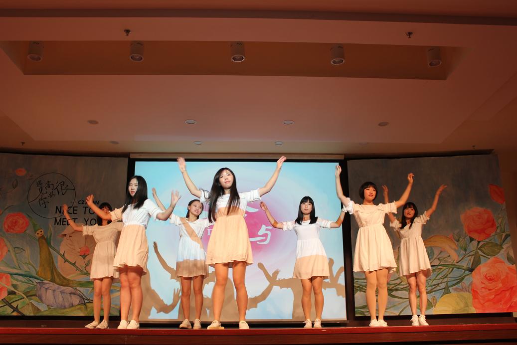 15财政实验班表演舞蹈《今与古》