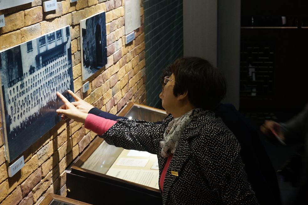 员工参观校史馆